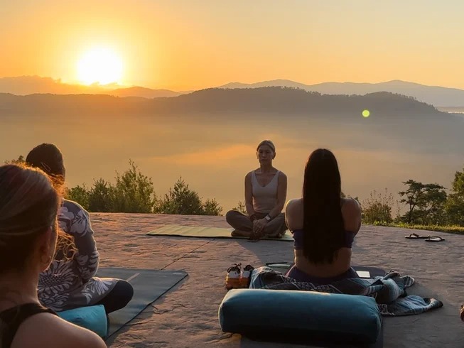 “Wellness detox retreat in the USA – yoga and meditation in nature”